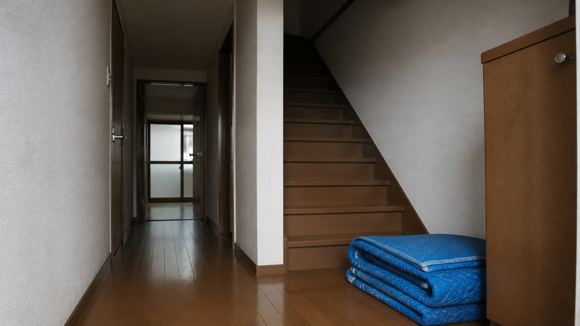 家具を搬出する集合住宅の階段