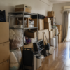 荷物が積まれた部屋の通路