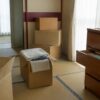 遺品の書類と箱がある静かな部屋