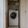 玄関近くに置かれた洗濯機