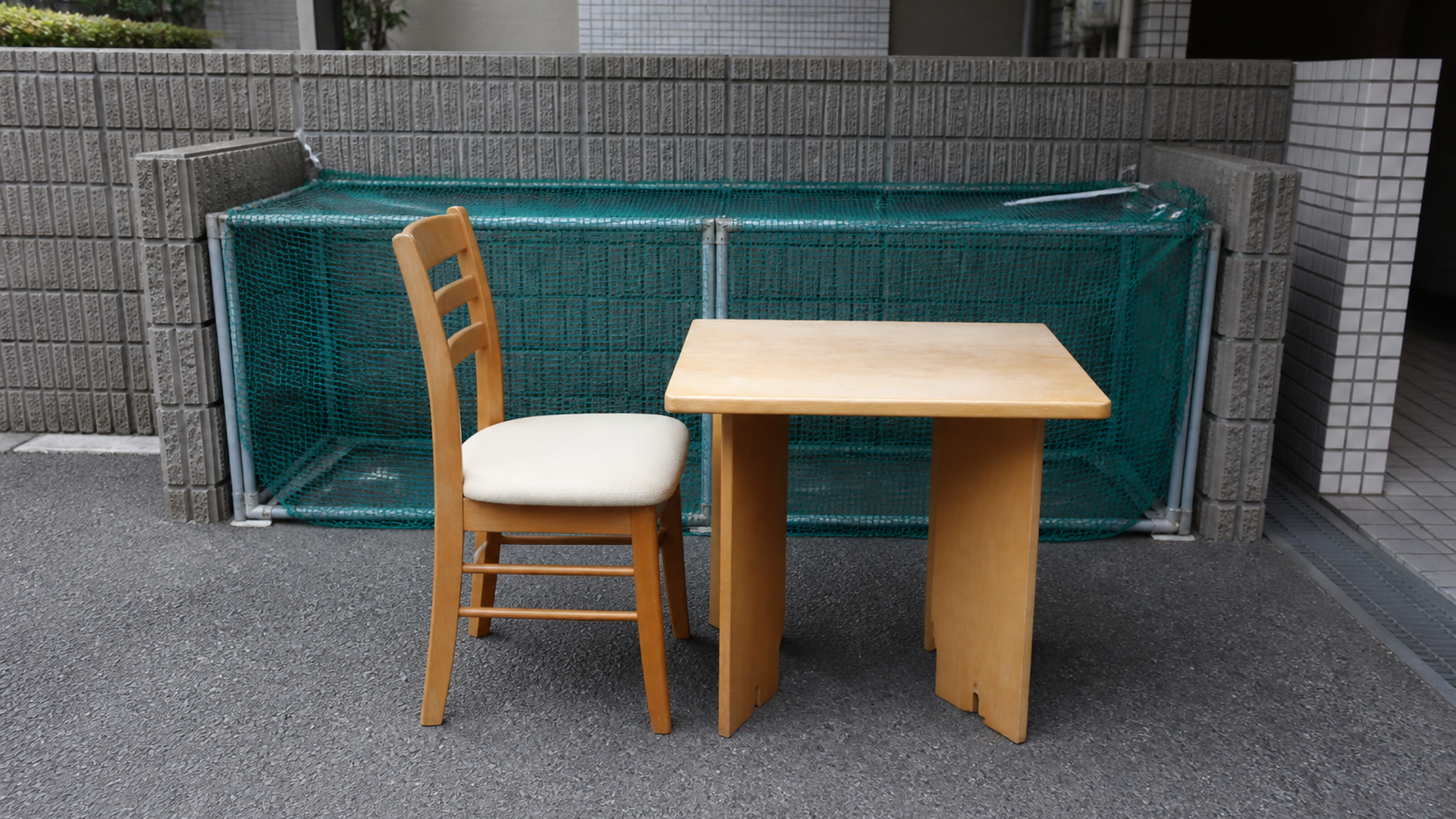 建物前に出した粗大ごみの椅子とテーブル