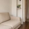 部屋に置かれたベージュのソファ
