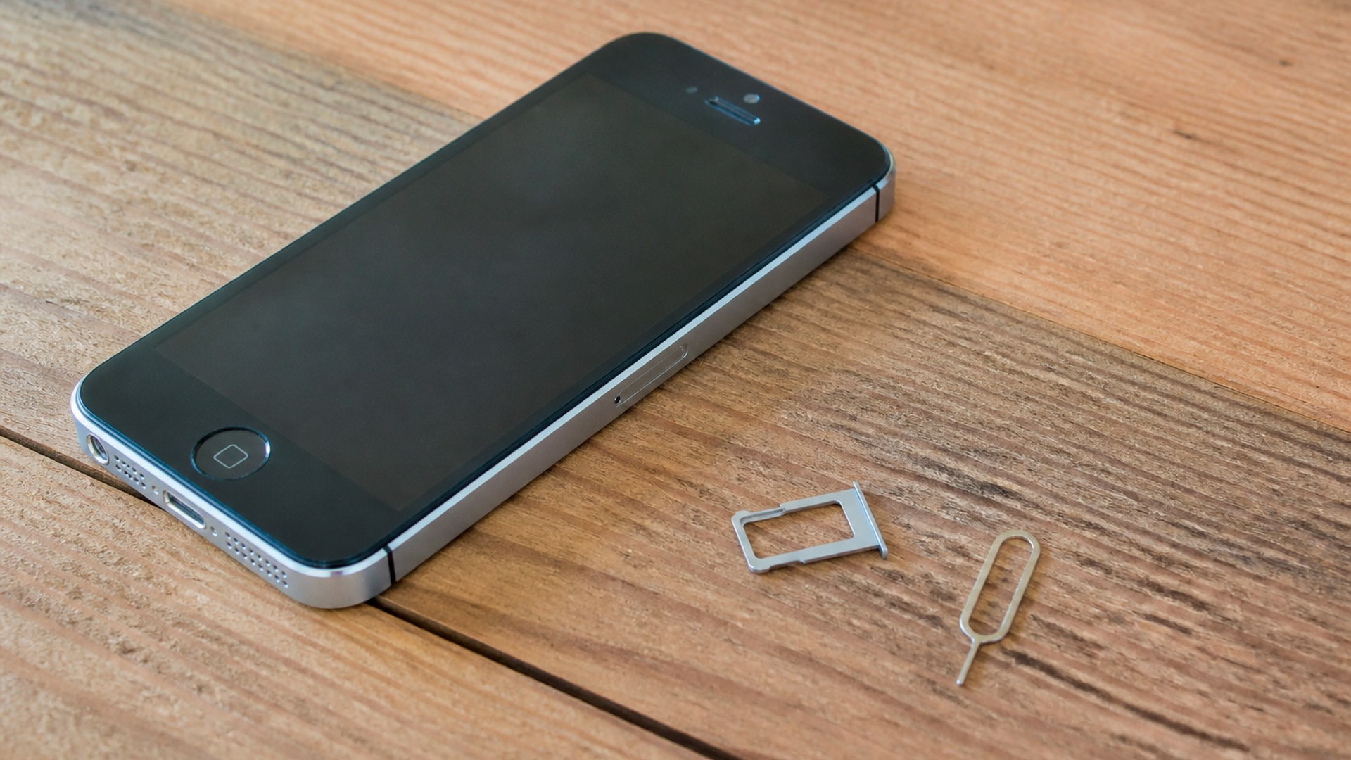 テーブルの上の古いスマホとSIM