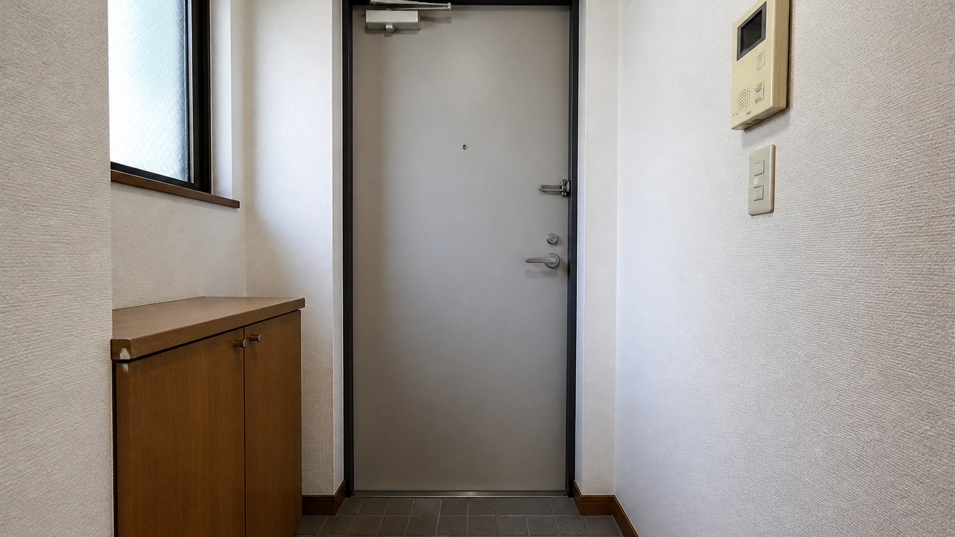 開けていない玄関とインターホン
