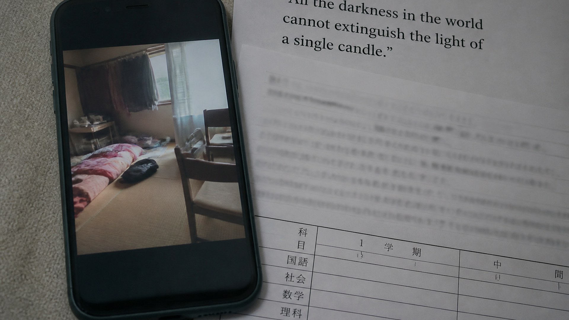部屋の写真と見積を並べた机