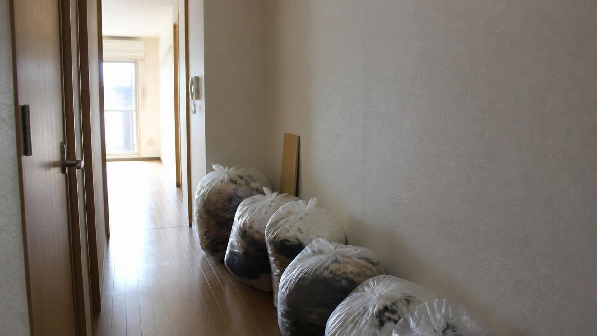 範囲を区切って袋を寄せた廊下