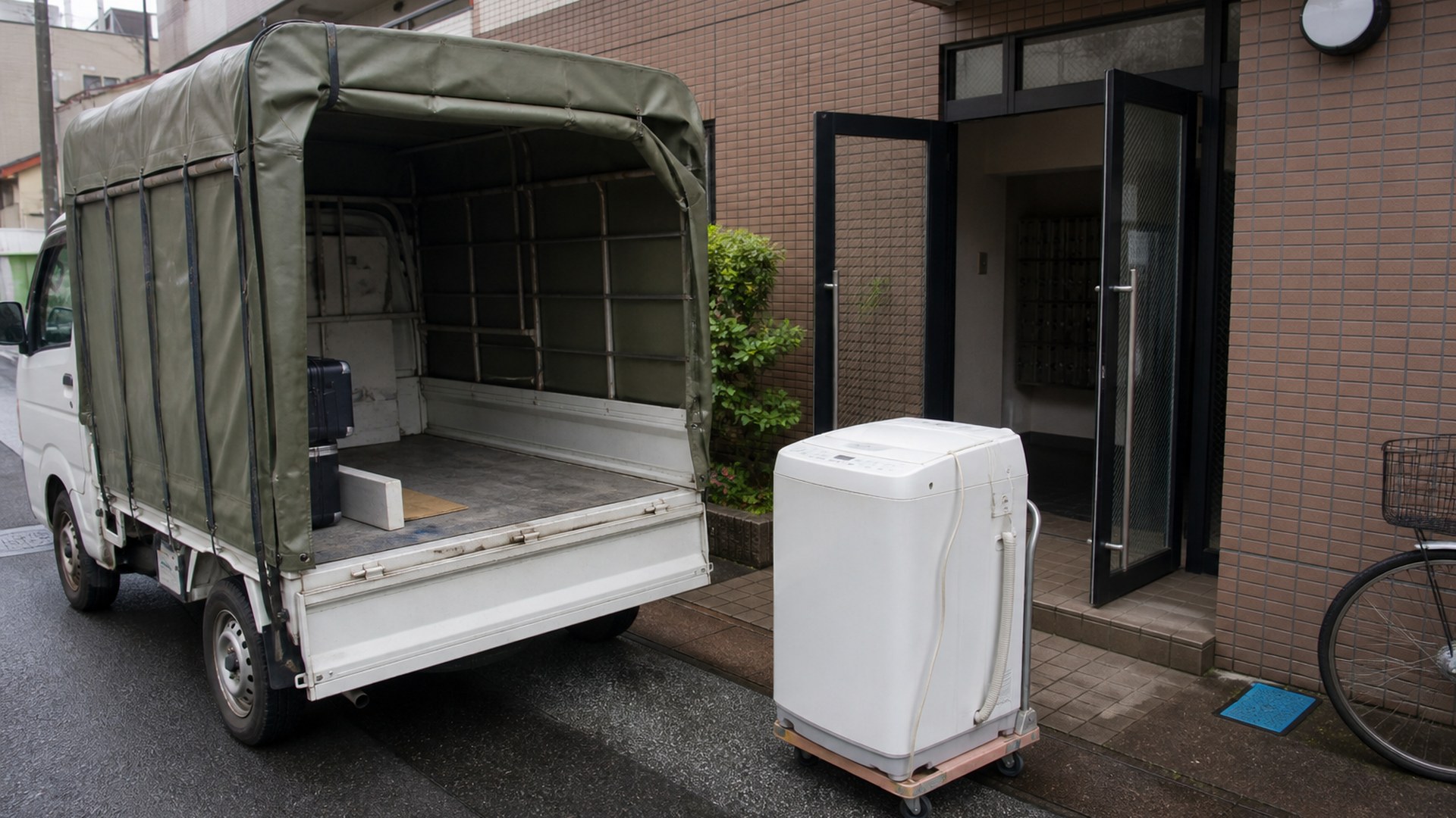 搬出待ちの洗濯機と車両