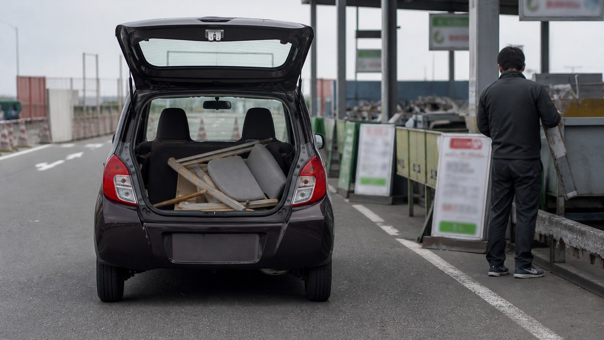 持ち込み施設へ向かう車の荷台
