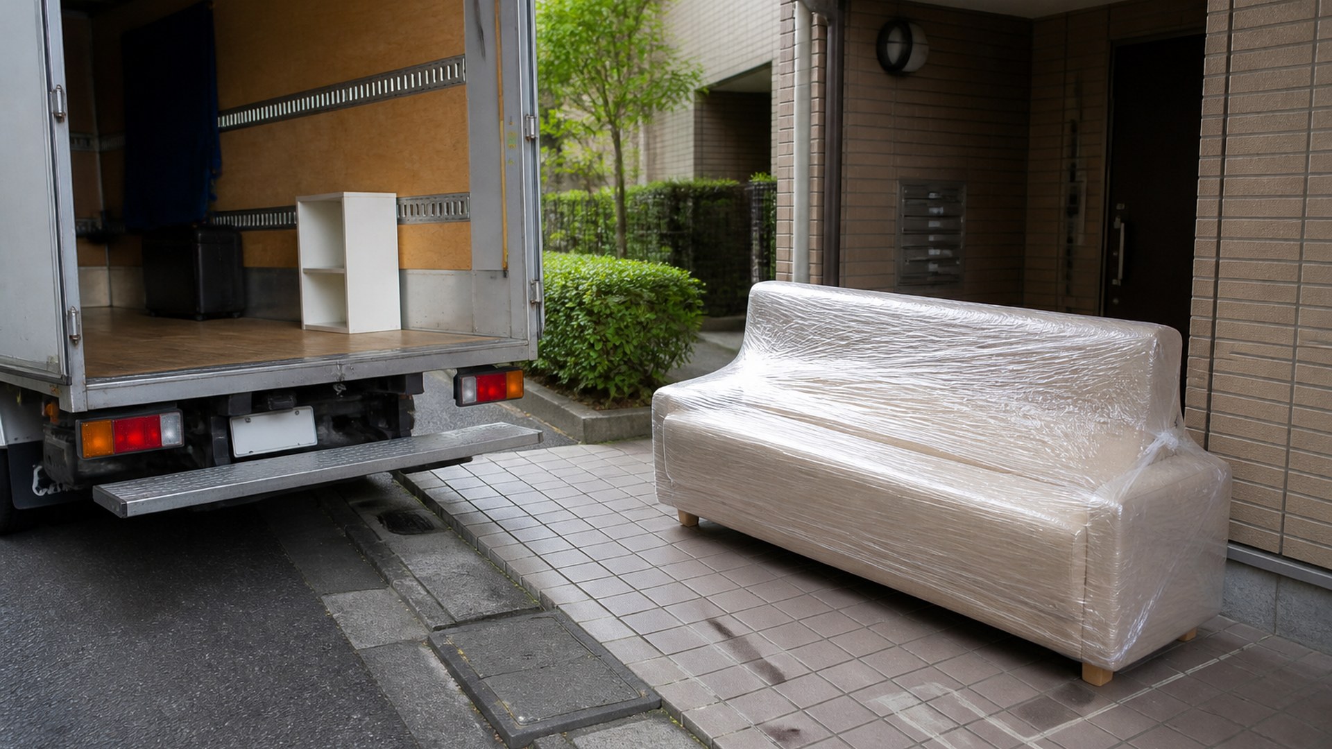 搬出待ちのソファと車両